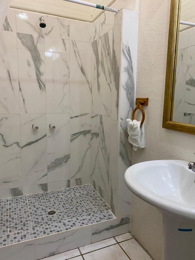 Sea Eye Hotel - Sunset Building Utila Εξωτερικό φωτογραφία