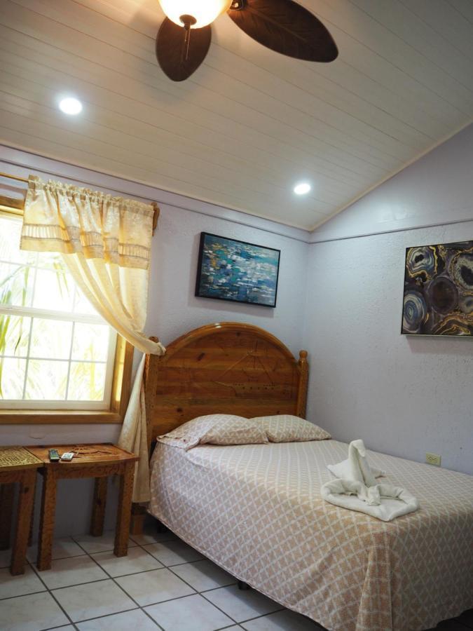 Sea Eye Hotel - Sunset Building Utila Εξωτερικό φωτογραφία